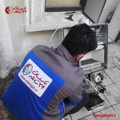 تعمیرکار تاسیسات 24 ساعته در حال تعمیر پکیج ایران رادیاتور