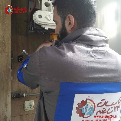 تعمیرکار پکیج تاسیسات 24 ساعته در حال تعمیر پکیج ایران رادیاتور