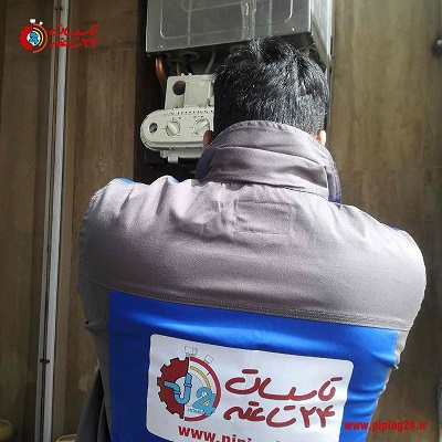 تعمیرکار پکیج تاسیسات 24 ساعته در حال تعمیر پکیج ایران رادیاتور